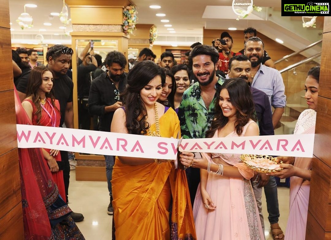 Malavika Menon Instagram - ഉദ്ഘാടനം പലതും ചെയ്തു എങ്കിലും,this one’s really special….😍😍😍❤️🔥In the presence of Dq😍🥹😍the coolest down to earth guy ever I must say..❤️🔥he said yes for everything his fans wanted 🥺❤️and made them happy! And DQ FANS u guys are endhu vibe aayrunu..veyil oru vishayamaayrunu but u guys came from so far and stayed back there until dq came showered all the love to u all 😍it was a sight to watch! For me dq കാണാൻ അവസരങ്ങൾ കുറവായിരൂനു എങ്കിലും..,the time I received with him was unforgettable…one memorable time! Thanku❤️ @dqsalmaan @swayamvarasilksindia @pradeepnairs #dulquersalmaan #dq #panindia #star #mammokka #swayamvara #kondotty #allaboutyesterday