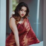 Malavika Menon Instagram – Sariee it’s the epitome of poise grace & beauty…🍁❤️🧡🤎🌝☺️👄🤗🤩

Wearing @damanz.designs mua @aswathi_sasidharan__ pc @amal_photographi_  jewelry @alameen_fashion_jewels