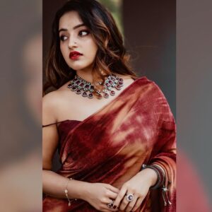 Malavika Menon Instagram - Sariee it’s the epitome of poise grace & beauty…🍁❤️🧡🤎🌝☺️👄🤗🤩 Wearing @damanz.designs mua @aswathi_sasidharan__ pc @amal_photographi_ jewelry @alameen_fashion_jewels