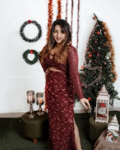 Malavika Menon Instagram - Merry Christmas loves🎅🎁✨
Wearing @fingerprinz_bridal_hub
Capture @jishnumurali_ 
MAKEUP : @_arya_jithins_makeover
Hair : @makeovers_by_anjaly