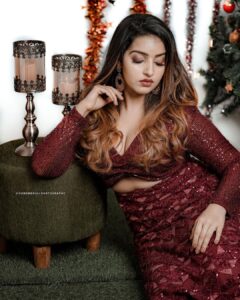 Malavika Menon Instagram - Merry Christmas loves🎅🎁✨
Wearing @fingerprinz_bridal_hub
Capture @jishnumurali_ 
MAKEUP : @_arya_jithins_makeover
Hair : @makeovers_by_anjaly