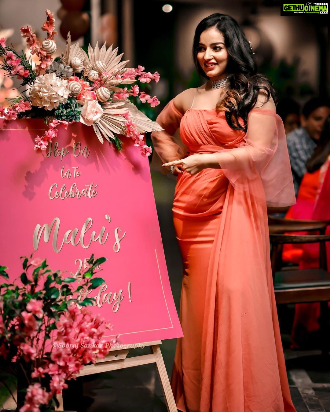 Malavika Menon Instagram - Cheers to another year🥂✨ Pc @_sooraj_sankar_ Location @aatma_eventspace Decor @goodlook_theeventdesigners Dressed in @fashionbaycouture Dolled up @aswathi_sasidharan__