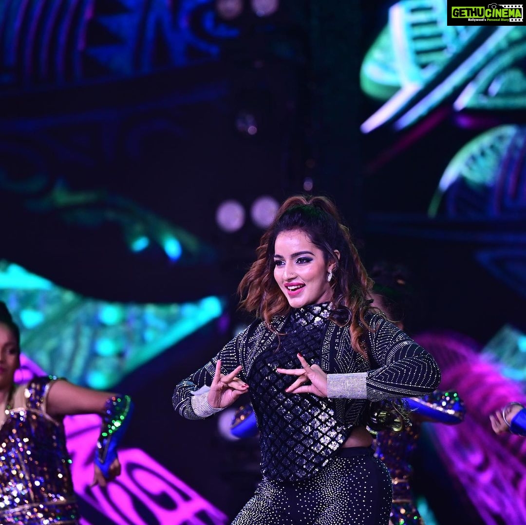 Malavika Menon Instagram - @malavikacmenon rocking on the stage of #siima2022 with her dashing performance ✨ . #wolf777news #wolf777siimaweekend #wolf777siima #skyexchange #skyexch