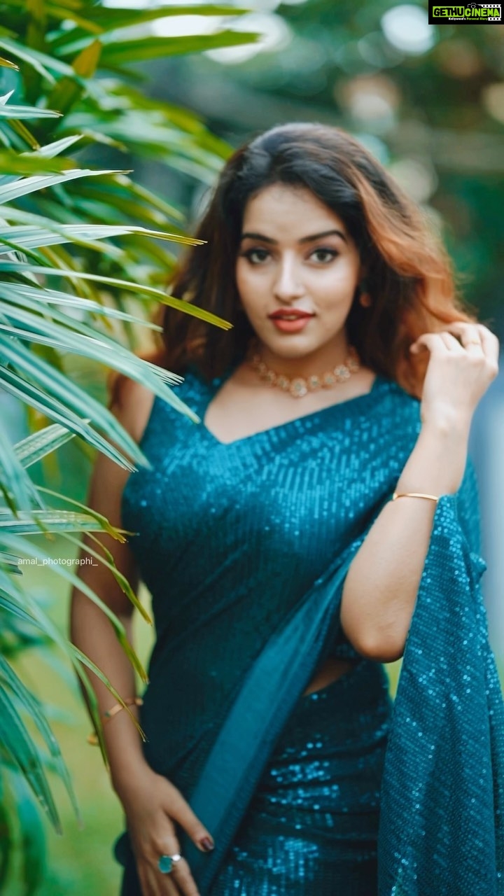 Malavika Menon Instagram - πππππππ @swayamvarasilksindia @aswathivipul_makeover @amal_photographi_ @adorn_perumbavoor #green #shoot #camera #malavikamenon #trendingreels #trending #bollywood #tollywood #kollywood #mollywood #Δ±nstagood #instagram #today #saree #love #sixyardsofelegance #potrait #hastag