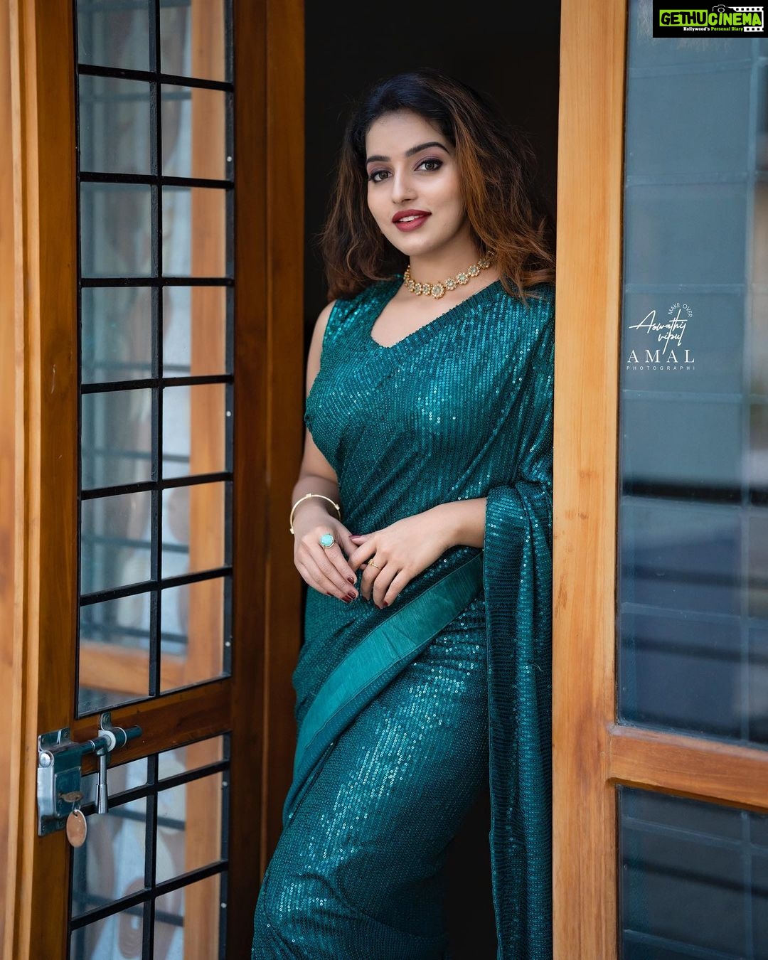 Malavika Menon Instagram - Sarees truly are dresses with a soul 🤍✨ Saree @swayamvarasilksindia Mua @aswathivipul_makeover Click @amal_photographi_ Jewlry @adorn_perumbavoor