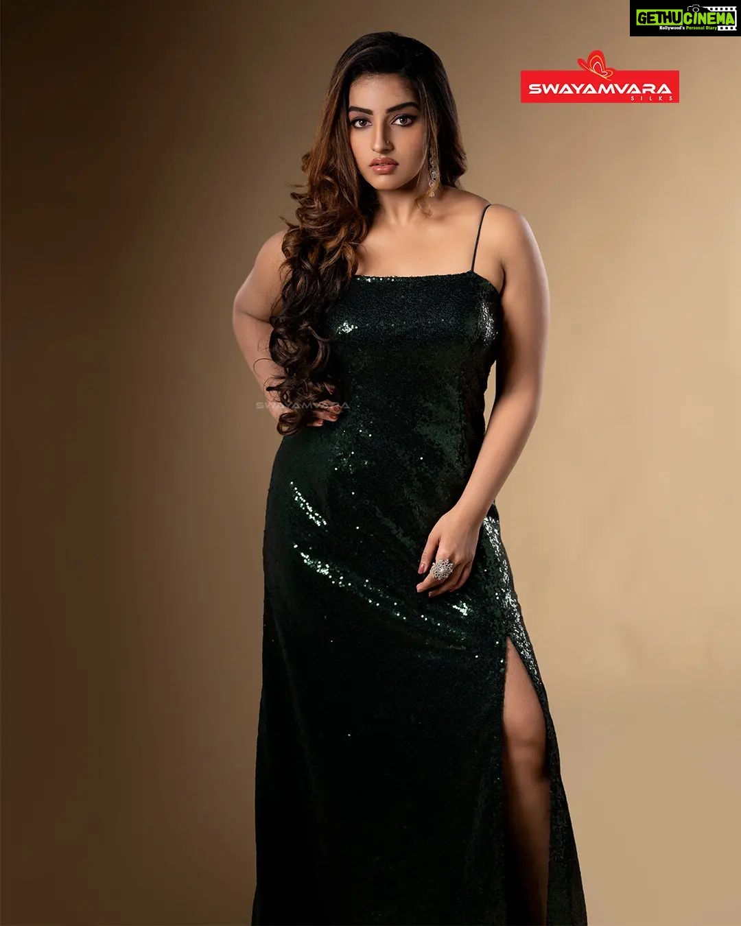 Malavika Menon Instagram - @malavikacmenon Wearing Darkgreen Western outfit in sequence fabric. Inframe : @malavikacmenon Costume : @swayamvarasilksindia Photography : @aghoshvyshnavamofficial MUA : @avinash_s_chetia Styling : @leirakuncysiby Jwellery : @bellamariaindia, @riddhi_rental_jewellery #swayamvarasilksindia #swayamvarasilks #swayamvara #newcollection #westernwear #westerndress #sequence #darkgreen #party #partytime #partywear #partyweardress #malavika #malavikamenon #malavikacmenon #designerwear #trendy #trend #indiafashion #keralafashion #indiafashion #kerala #india