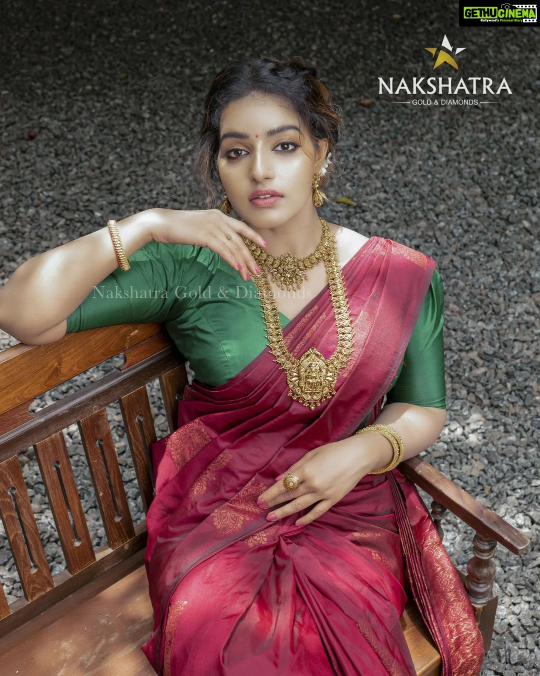 Malavika Menon Instagram - Be gorgeous. Be divine. Beautiful @malavikacmenon in our traditional collection. For more details please contact @+91 8589826366 #jewerly #jewelryofinstagram #traditionaljewelry #nakshatragoldanddiamonds Nakshatra Gold and Diamonds