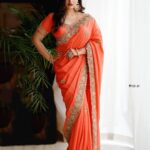 Malavika Menon Instagram - My love for this timeless beauty is never ending 😍❤️🧡 @yla_designs @_sanaah._ @rijil_kl #saree #elegance #sixyards