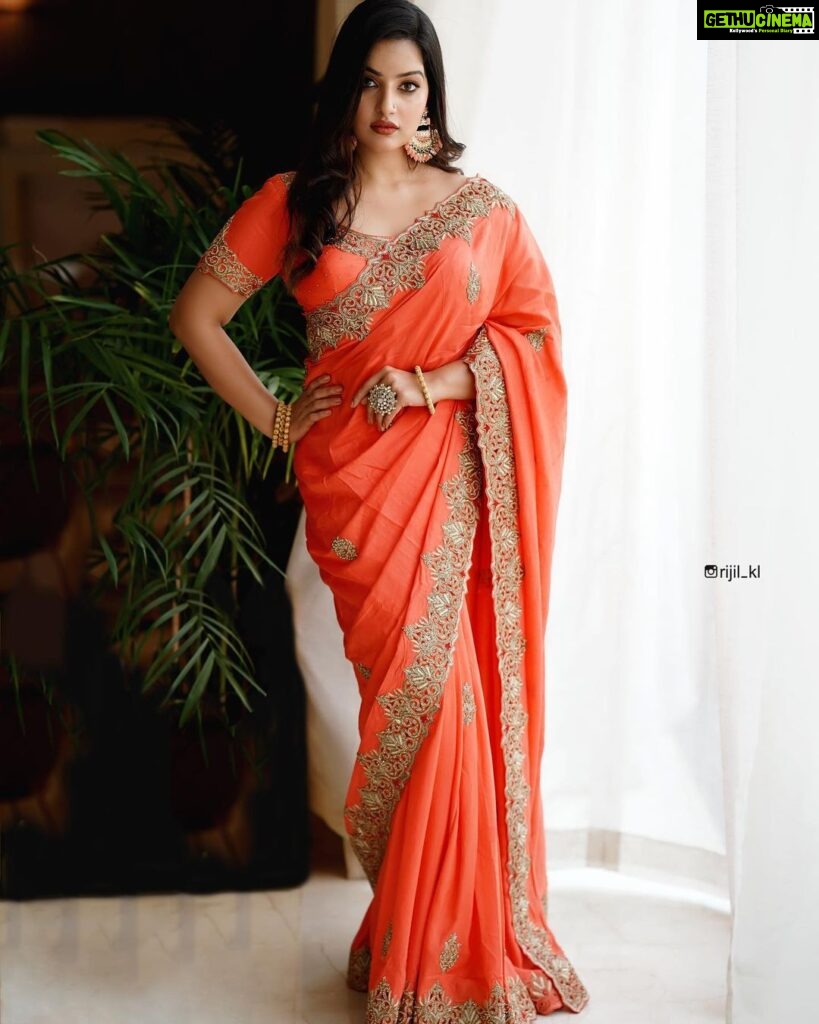 Malavika Menon Instagram - My love for this timeless beauty is never ending 😍❤️🧡 @yla_designs @_sanaah._ @rijil_kl #saree #elegance #sixyards