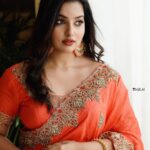 Malavika Menon Instagram - My love for this timeless beauty is never ending 😍❤️🧡 @yla_designs @_sanaah._ @rijil_kl #saree #elegance #sixyards