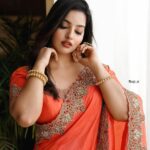 Malavika Menon Instagram - My love for this timeless beauty is never ending 😍❤️🧡 @yla_designs @_sanaah._ @rijil_kl #saree #elegance #sixyards