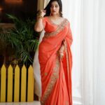 Malavika Menon Instagram - My love for this timeless beauty is never ending 😍❤️🧡 @yla_designs @_sanaah._ @rijil_kl #saree #elegance #sixyards