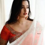 Malavika Menon Instagram - My love for this timeless beauty is never ending 😍❤️🧡 @yla_designs @_sanaah._ @rijil_kl #saree #elegance #sixyards
