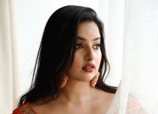 Malavika Menon Instagram - My love for this timeless beauty is never ending 😍❤️🧡 @yla_designs @_sanaah._ @rijil_kl #saree #elegance #sixyards