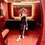 Mandana Karimi Instagram – Bathroom 🤳 
.
.
#weekend Lower Parel