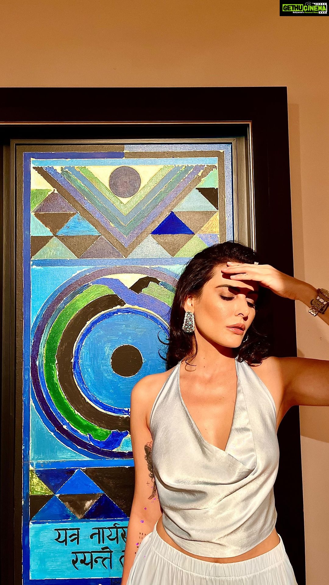 Mandana Karimi Instagram - Indulging art kinda Friday 💙 . . #art #india #friday