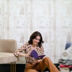 Mandana Karimi Instagram - When I’m home , I like a cozy ,comfortable,calming space . Thank you @jaipurrugs to make that possible 😇 . . #homedecoration #jaipurrugs #home