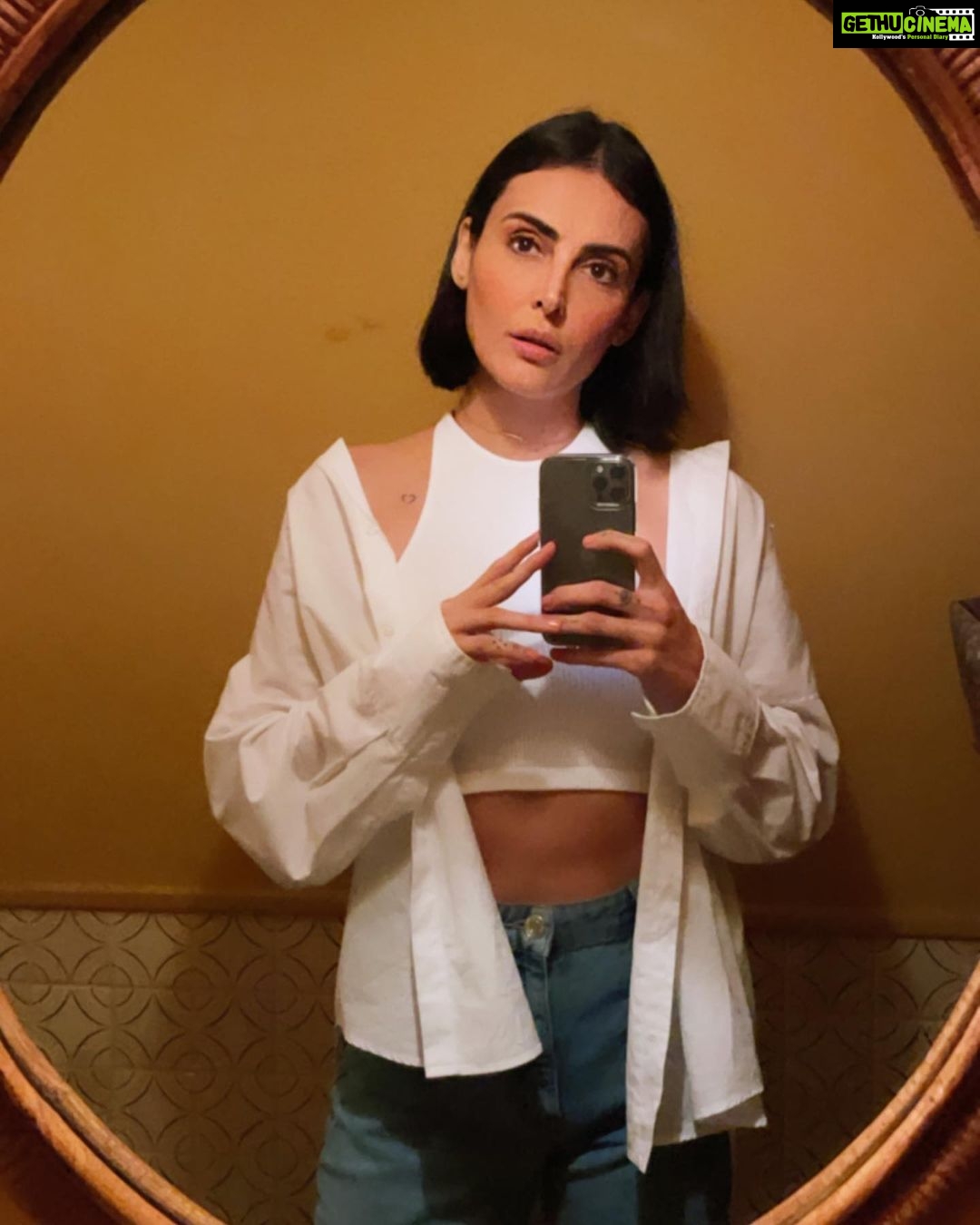 Mandana Karimi Instagram - 📥 Save this post as a reminder: ✨ The world is a great mirror. It reflects back to you what you are. If you're searching for that one person that will change your life, take a look in the mirror. 💝 دنیا آینه بزرگی است که آن چیزی که هستید را به شما منعکس می کند. اگر به دنبال فردی هستید که زندگی شما را تغییر دهد، نگاهی به آینه بیندازید. خیلی شاعرانه شد ولی اشکال نداره، سیو کنید و نظرتون رو برام بنویسید.🥰 #مانداناکریمی #آینه #mandanakarimi #mirror #lockupp #lockuppgame Mumbai, Maharashtra