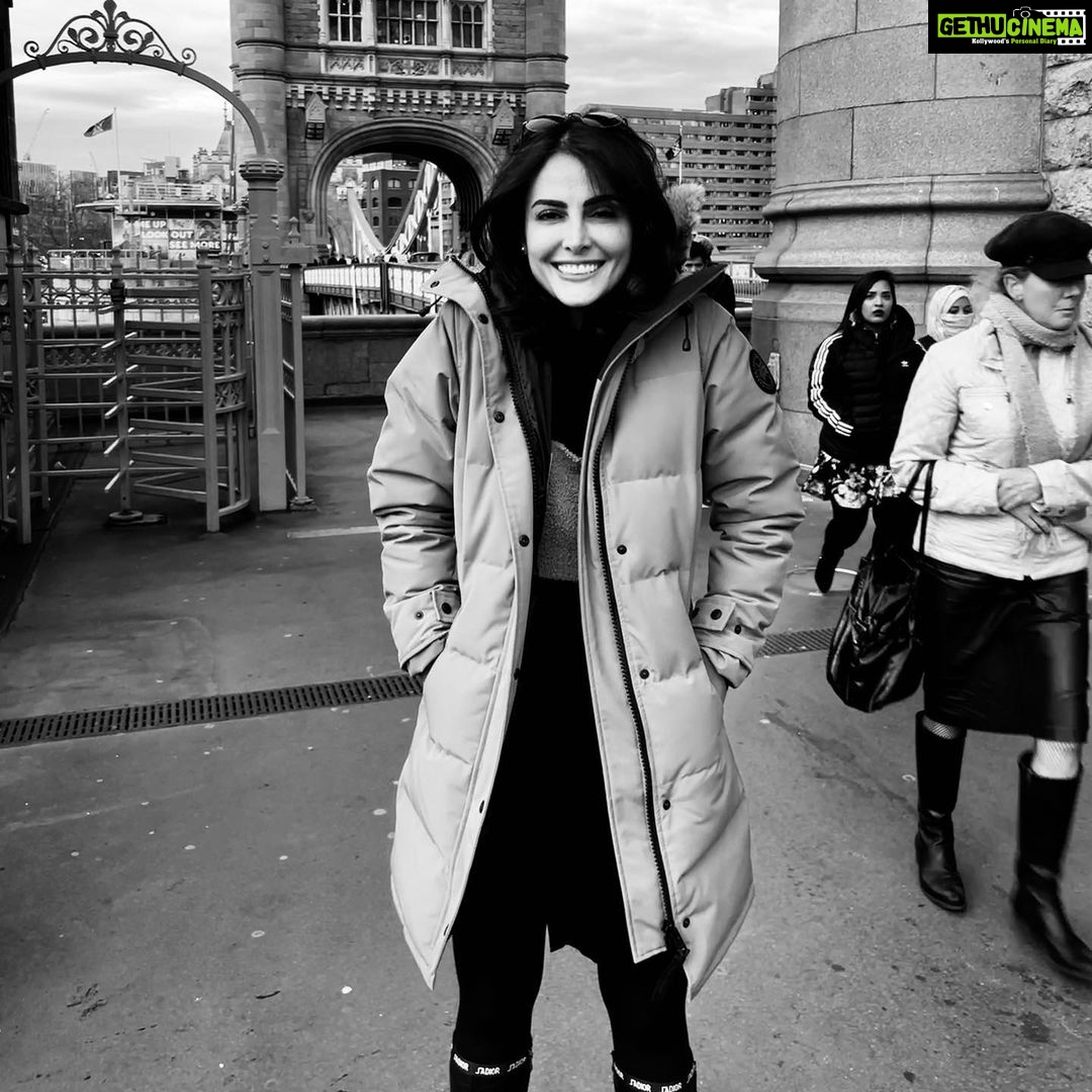 Mandana Karimi Instagram - London 2022 🖤 مشکی رنگ عشقه 🖤🤍 . . . . #londoncity #travlink #likeavirgin #mandanakarimi #black London, United Kingdom