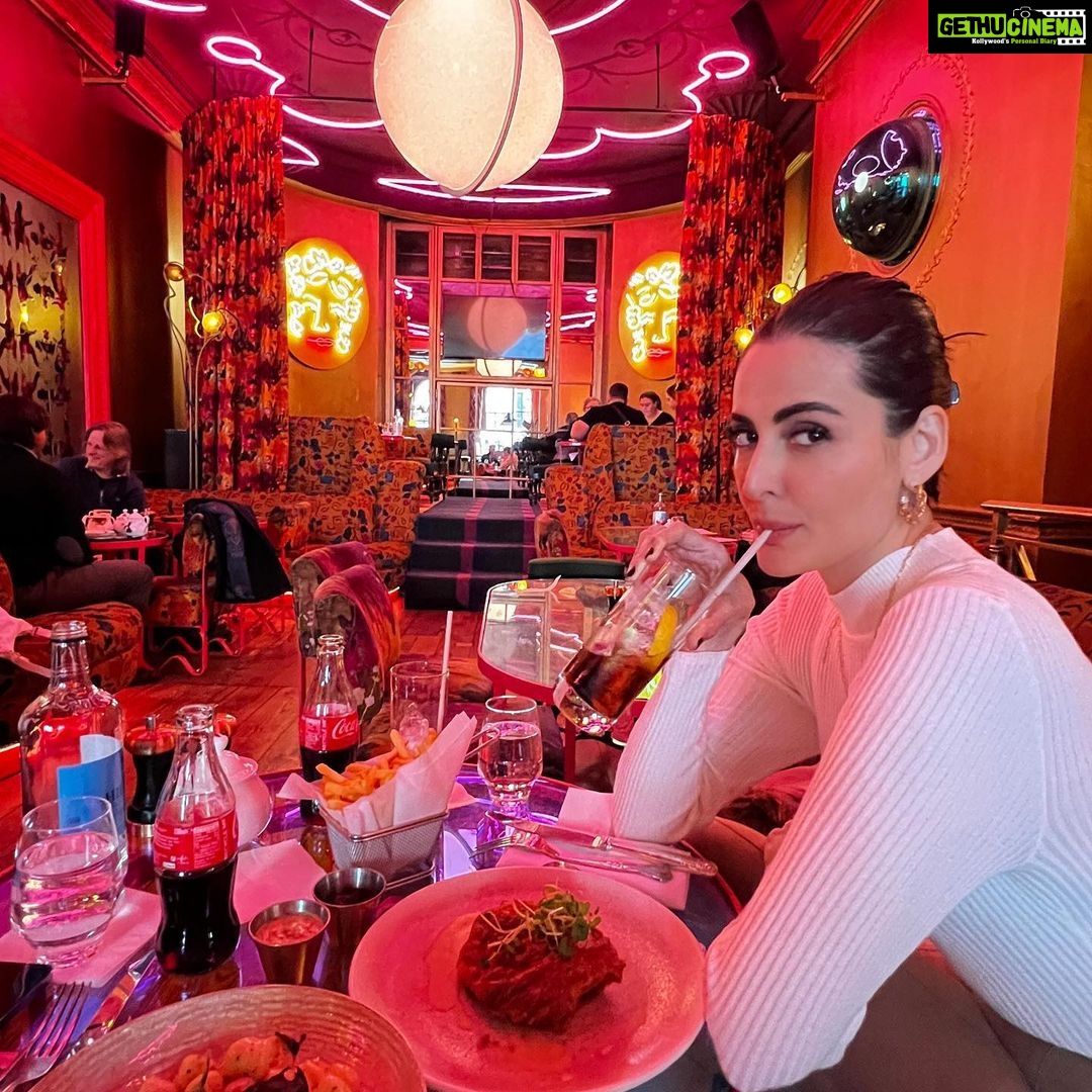 Mandana Karimi Instagram - Sketchy as always 😏 . . . . #spring #travelphotography #foodpics #sketchlondon #londonlife #traveldiaries Sketch Bar & Restaurant, Mayfair, London