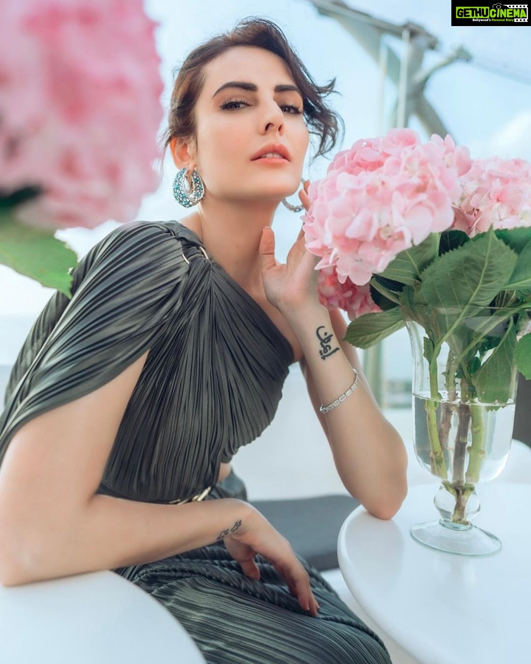 Mandana Karimi Instagram - Pause and remember, Nothing lasts forever 💖 👗 Dress by: @lolabysumanb مکث کن و فراموش نکن هیچ چیز برای همیشه ماندگار نیست! ✨ #مانداناکریمی #بازیگرزن #بالیوود #مدلینگ #مدل #عکاسی #فشن #استایل #لباس_زنانه #mandanakarimi #actress #actor #bollywood #modelling #photography #fashion #style Mumbai, Maharashtra