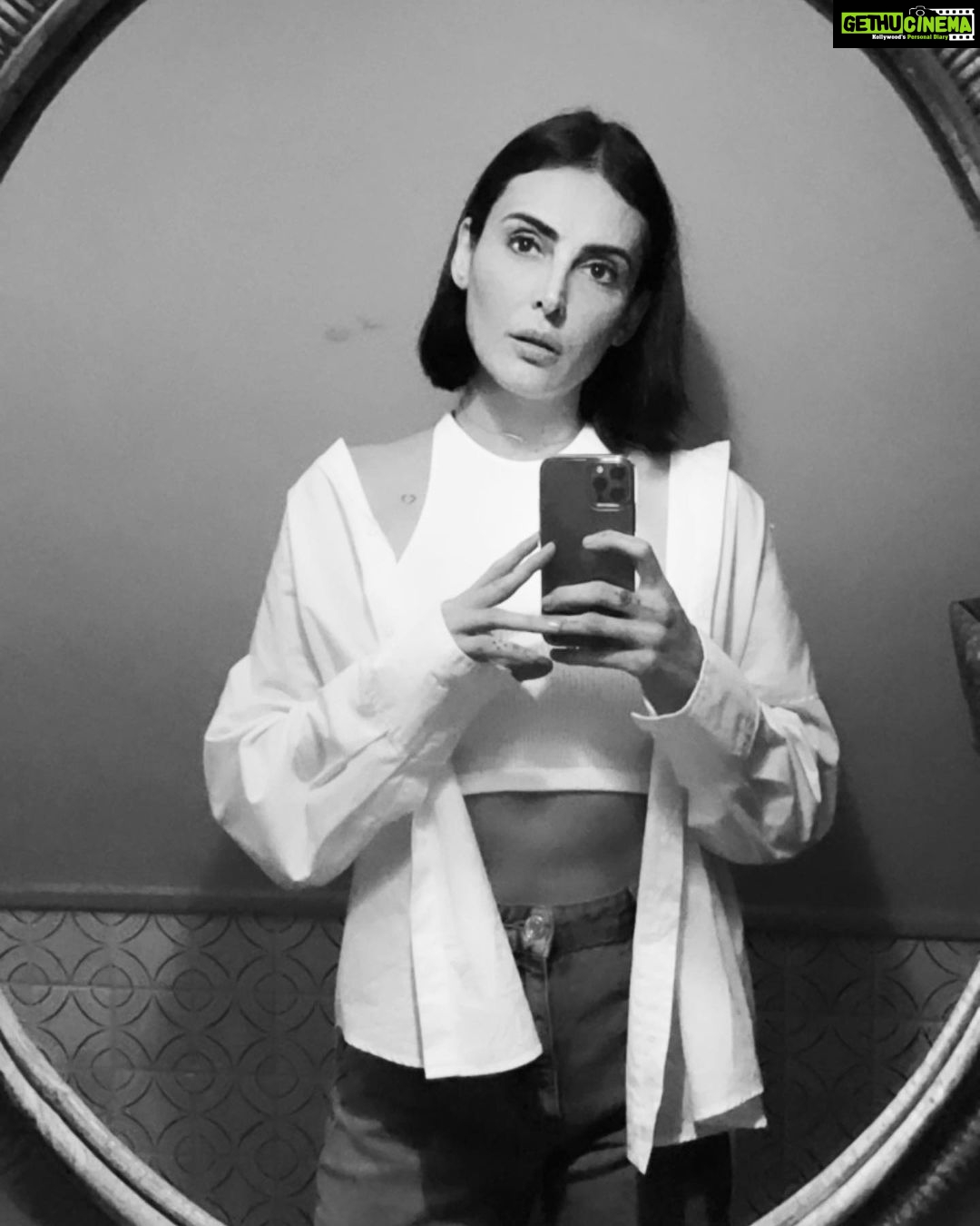 Mandana Karimi Instagram - 📥 Save this post as a reminder: ✨ The world is a great mirror. It reflects back to you what you are. If you're searching for that one person that will change your life, take a look in the mirror. 💝 دنیا آینه بزرگی است که آن چیزی که هستید را به شما منعکس می کند. اگر به دنبال فردی هستید که زندگی شما را تغییر دهد، نگاهی به آینه بیندازید. خیلی شاعرانه شد ولی اشکال نداره، سیو کنید و نظرتون رو برام بنویسید.🥰 #مانداناکریمی #آینه #mandanakarimi #mirror #lockupp #lockuppgame Mumbai, Maharashtra