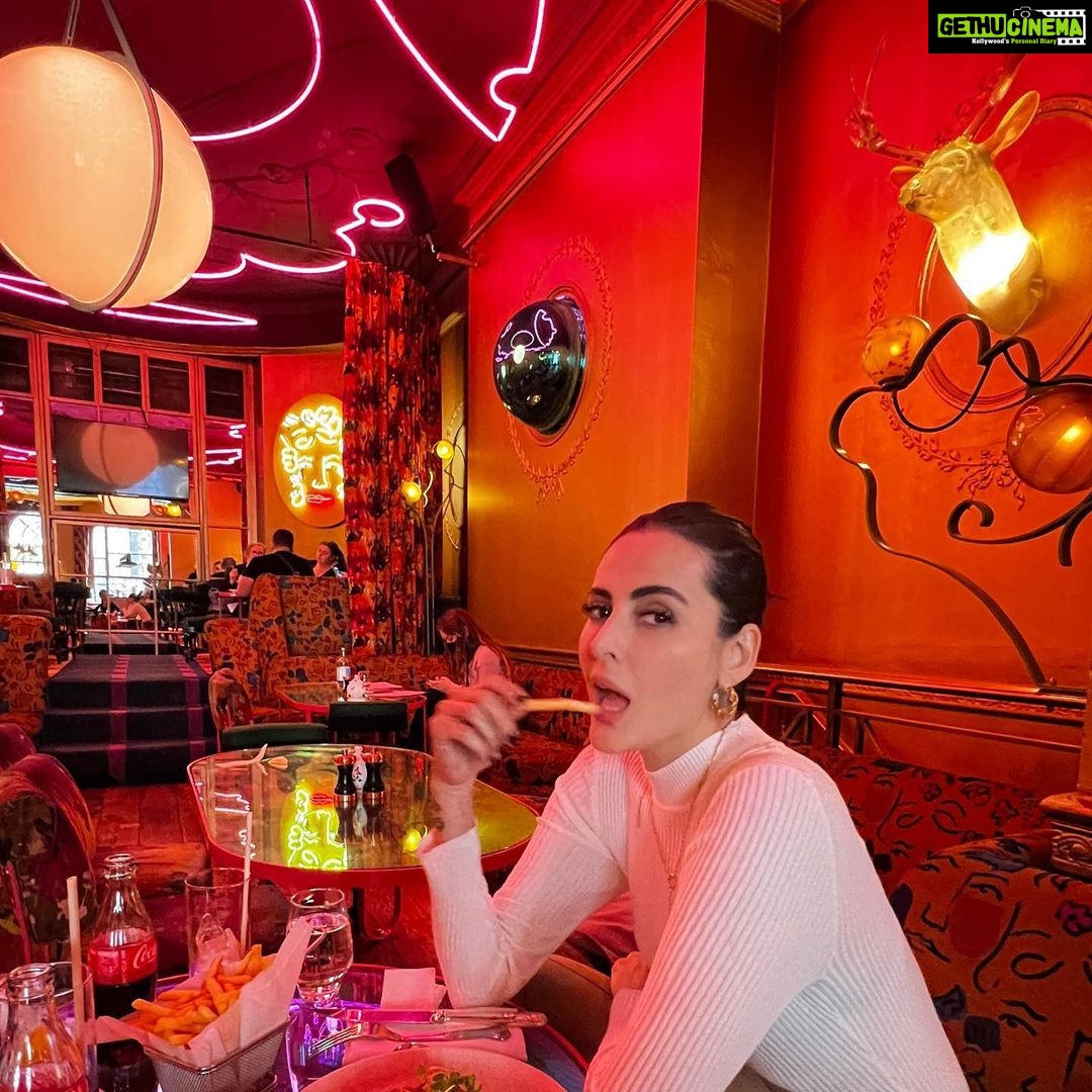 Mandana Karimi Instagram - Sketchy as always 😏 . . . . #spring #travelphotography #foodpics #sketchlondon #londonlife #traveldiaries Sketch Bar & Restaurant, Mayfair, London