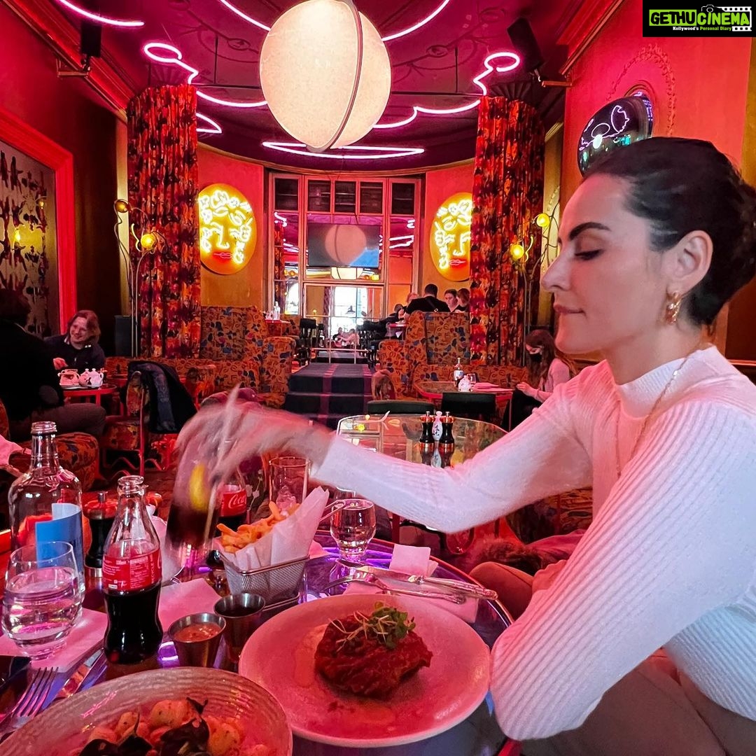 Mandana Karimi Instagram - Sketchy as always 😏 . . . . #spring #travelphotography #foodpics #sketchlondon #londonlife #traveldiaries Sketch Bar & Restaurant, Mayfair, London