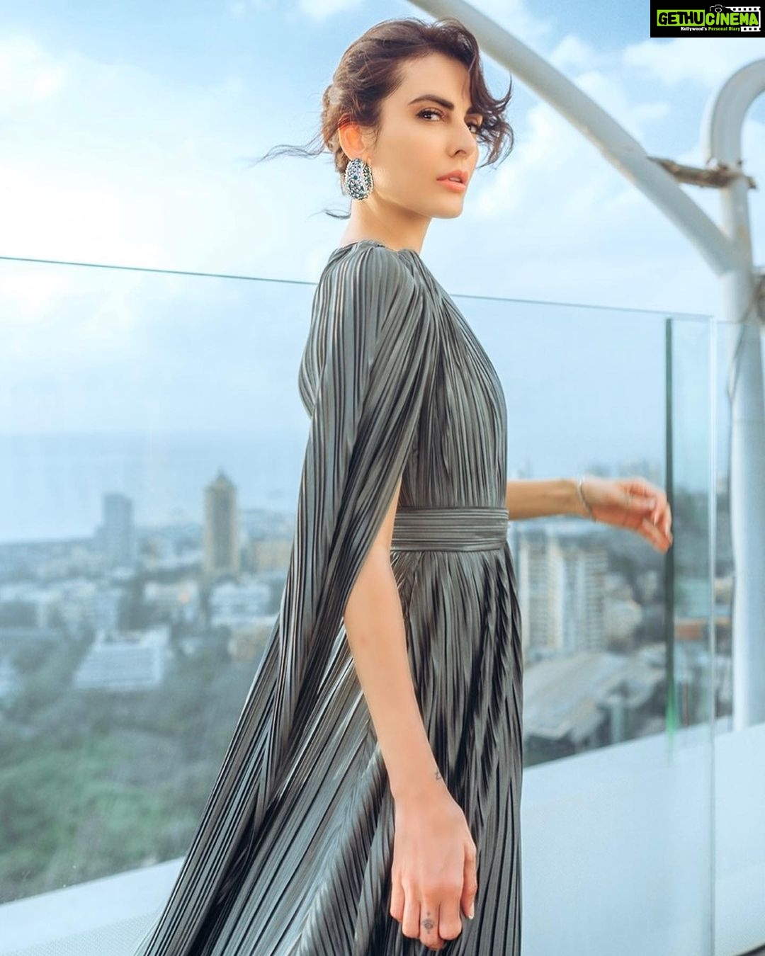 Mandana Karimi Instagram - Pause and remember, Nothing lasts forever 💖 👗 Dress by: @lolabysumanb مکث کن و فراموش نکن هیچ چیز برای همیشه ماندگار نیست! ✨ #مانداناکریمی #بازیگرزن #بالیوود #مدلینگ #مدل #عکاسی #فشن #استایل #لباس_زنانه #mandanakarimi #actress #actor #bollywood #modelling #photography #fashion #style Mumbai, Maharashtra