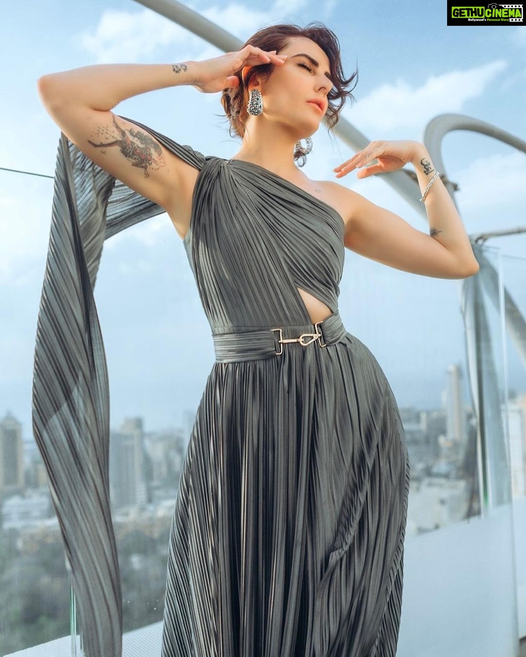 Mandana Karimi Instagram - Pause and remember, Nothing lasts forever 💖 👗 Dress by: @lolabysumanb مکث کن و فراموش نکن هیچ چیز برای همیشه ماندگار نیست! ✨ #مانداناکریمی #بازیگرزن #بالیوود #مدلینگ #مدل #عکاسی #فشن #استایل #لباس_زنانه #mandanakarimi #actress #actor #bollywood #modelling #photography #fashion #style Mumbai, Maharashtra