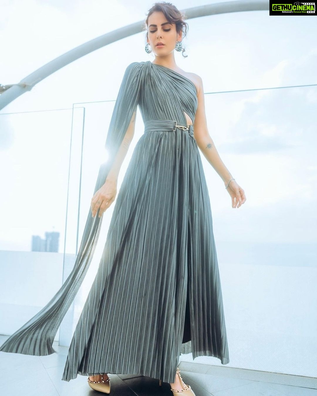 Mandana Karimi Instagram - Pause and remember, Nothing lasts forever 💖 👗 Dress by: @lolabysumanb مکث کن و فراموش نکن هیچ چیز برای همیشه ماندگار نیست! ✨ #مانداناکریمی #بازیگرزن #بالیوود #مدلینگ #مدل #عکاسی #فشن #استایل #لباس_زنانه #mandanakarimi #actress #actor #bollywood #modelling #photography #fashion #style Mumbai, Maharashtra