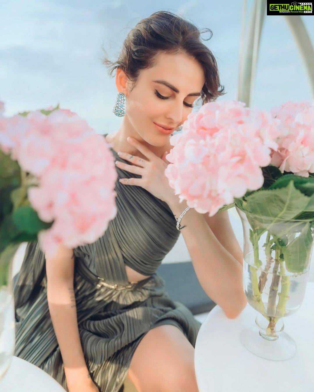 Mandana Karimi Instagram - Pause and remember, Nothing lasts forever 💖 👗 Dress by: @lolabysumanb مکث کن و فراموش نکن هیچ چیز برای همیشه ماندگار نیست! ✨ #مانداناکریمی #بازیگرزن #بالیوود #مدلینگ #مدل #عکاسی #فشن #استایل #لباس_زنانه #mandanakarimi #actress #actor #bollywood #modelling #photography #fashion #style Mumbai, Maharashtra