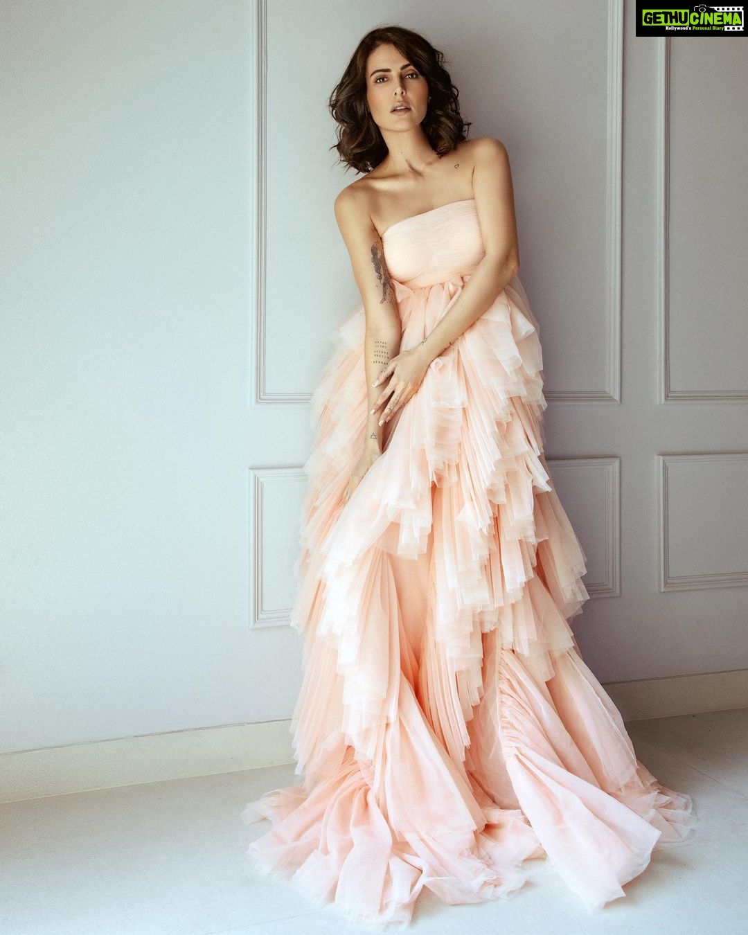 Mandana Karimi Instagram - ✨ IF YOU NEED SOMETHING TO BELIEVE IN, START WITH YOURSELF! 🥰 Had a great time shooting with these wonderful people: @stylebypoonamgupta @kay_sukumar @brindasneha @kalyaninayakmakeupandhair @ankitamanwanimakeupandhair @ishamalhotraa 🔥 Do you believe in yourself? Leave a comment اگه نیاز دارید به چیزی باور داشته باشید، چطوره از خودتون شروع کنید و به خودتون باور کنید! ❤️ شما خودتون رو باور دارید؟ تو کامنتا بنویسید. #مانداناکریمی #بازیگرزن #مدل #فشن #مدلینگ #عکاسی #استایل #لباس_زنانه #بالیوود #عکاسی_فشن #mandanakarimi #actress #actor #model #fashion #style #modeling #photography #dress #bollywood #fashionphotography Mumbai, Maharashtra