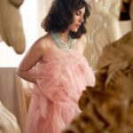 Mandana Karimi Instagram - In a world full of trends I’ll remain a timeless classic 💫 Campaign for @belveria.India در دنیایی که پر از ترندها، من فارغ از زمان‌، کلاسیک جاودانه خواهم بود! ✨ کمپین تبلیغاتی برای برند بلوریا هند 🌹 #مانداناکریمی #جواهرات #کمپین #بالیوود #برند #هند #مدل #عکاسی #بازیگرزن #mandanakarimi #Jewelery #campaign #photography #shooting #actress #bollywood #classic #fashion Mumbai, Maharashtra