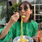 Mandana Karimi Instagram - They said “skinny girls don’t eat 😋” I live to eat 😜 How about you? What’s your favourite meal or cousin? Sushi? Indian? Italian? Persian? 🥰 Well you are watching me hanging out with my BBF’s for a late lunch 😉✨ don’t forget to like and leave a comment ❤️ میگن دخترای لاغر غذا نمیخورن ولی من عاشق غذا خوردنم! غذای مورد علاقه شما چیه؟ غذای کجارو بیشتر دوس دارید؟ سوشی؟ هندی؟ ایتالیایی؟ ایرانی؟ ☺️ #مانداناکریمی #هند #غذا #پاستا #لاغر #مدل #فشن #بازیگر #غذا_ایتالیایی #بالیوود #mandanakarimi #india #food #pasta #skinnygirls #model #fashion #actress #bollywood #italianfood Mumbai - मुंबई