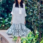 Mandana Karimi Instagram - A perfect day is when the soul smile ☺️ Well it was kinda a perfect day, even tho I was recovering from my surgery, but the team who I was shooting with, the location, old dear friend clothe’s which I was wearing, weather …. And so many other small reasons made me smile! 🙆🏻‍♀️ Just wanna remind you, we all have at least one reason to smile in hard times, what’s yours? Would love to read your comments 🥰 Outfit: @varunbahlpret H&MUA: @makeupbyaakashi Photographer: @ishanzaka Location: @lodhagroup_india Happy Sunday ☀️ بهترین روز، روزی که دل شما شاد باشه! دوس داشتم یادآوری کنم که با تمام مشکلات و سختی ها بعد از عمل جراحی که داشتم کلی چیزای ریز و درشت هم اطرافم بودن که شدن باعث لبخند امروز من! همه ما حداقل یک دلیل داریم که تو هر شرایطی لبخند به لب ما بیاره، دلیل شما چیه؟ برام‌ تو کامنتا بنویسید 🥰 #mandanakarimi #fashion #style #smile #happysunday #loveyourself #motivation #womenpower #actress #Bollywood #model #مانداناکریمی #استایل #فشن #موفقیت #لبخند #بالیوود #بازیگر Lodha - the World Towers