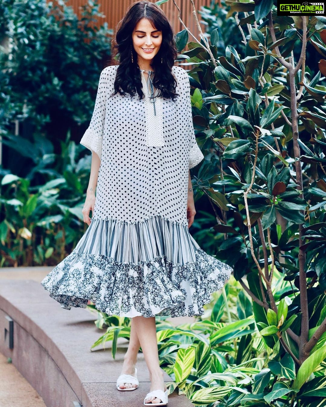 Mandana Karimi Instagram - A perfect day is when the soul smile ☺️ Well it was kinda a perfect day, even tho I was recovering from my surgery, but the team who I was shooting with, the location, old dear friend clothe’s which I was wearing, weather …. And so many other small reasons made me smile! 🙆🏻♀️ Just wanna remind you, we all have at least one reason to smile in hard times, what’s yours? Would love to read your comments 🥰 Outfit: @varunbahlpret H&MUA: @makeupbyaakashi Photographer: @ishanzaka Location: @lodhagroup_india Happy Sunday ☀️ بهترین روز، روزی که دل شما شاد باشه! دوس داشتم یادآوری کنم که با تمام مشکلات و سختی ها بعد از عمل جراحی که داشتم کلی چیزای ریز و درشت هم اطرافم بودن که شدن باعث لبخند امروز من! همه ما حداقل یک دلیل داریم که تو هر شرایطی لبخند به لب ما بیاره، دلیل شما چیه؟ برام تو کامنتا بنویسید 🥰 #mandanakarimi #fashion #style #smile #happysunday #loveyourself #motivation #womenpower #actress #Bollywood #model #مانداناکریمی #استایل #فشن #موفقیت #لبخند #بالیوود #بازیگر Lodha - the World Towers