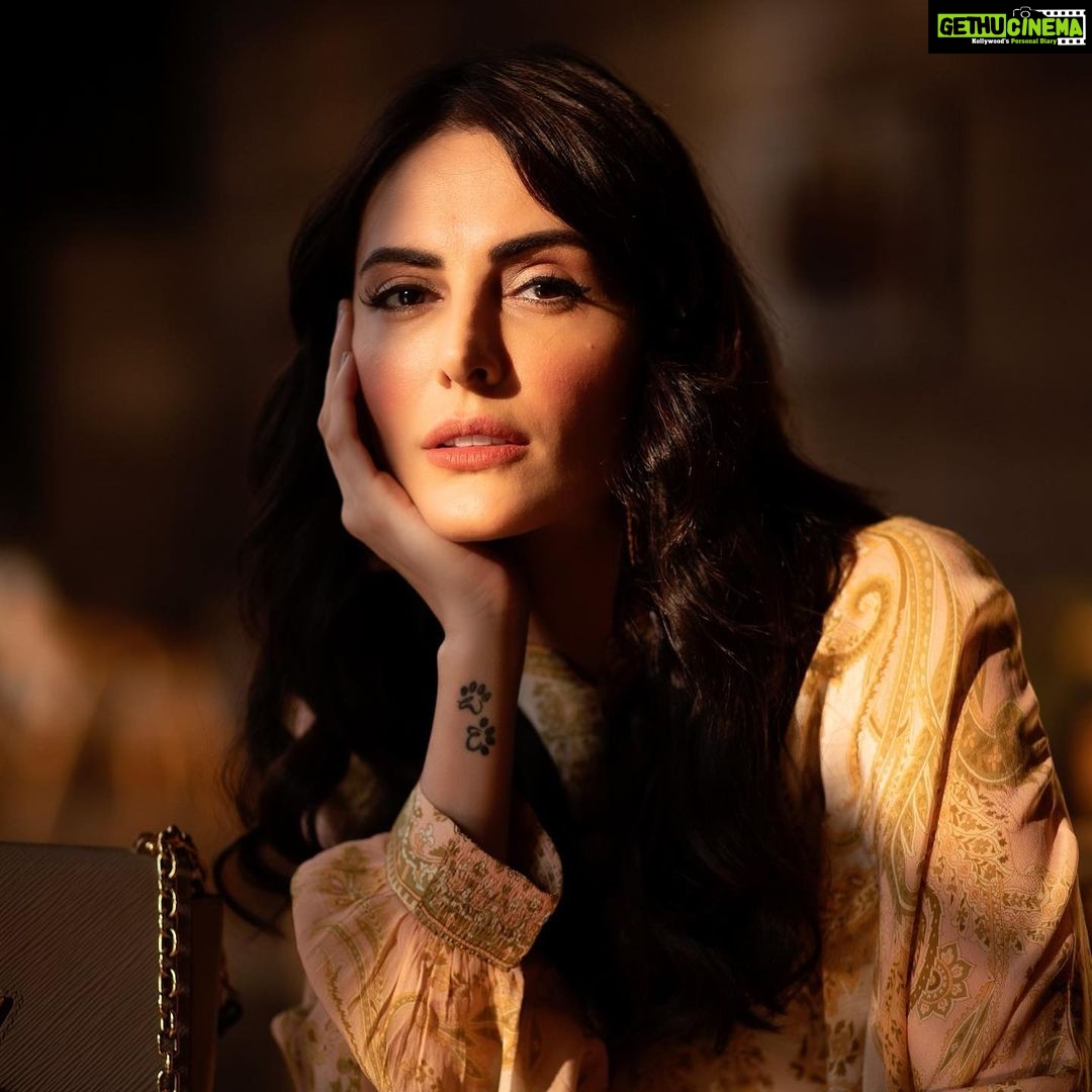 Mandana Karimi Instagram - She is all things beautiful . First , she herself . ☀️✨ Punny Leone . . . Wearing: @ritukumarhq H&MUA: @makeupbyaakashi Photographer: @ishanzaka Location : @lodhagroup_india Lodha World Towers