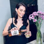 Mandana Karimi Instagram - There was celebration and happiness, hugs and kisses and of course @wildturkeyin ✨🥃 #wildturkeyindia #celbration #newyear Mumbai - मुंबई