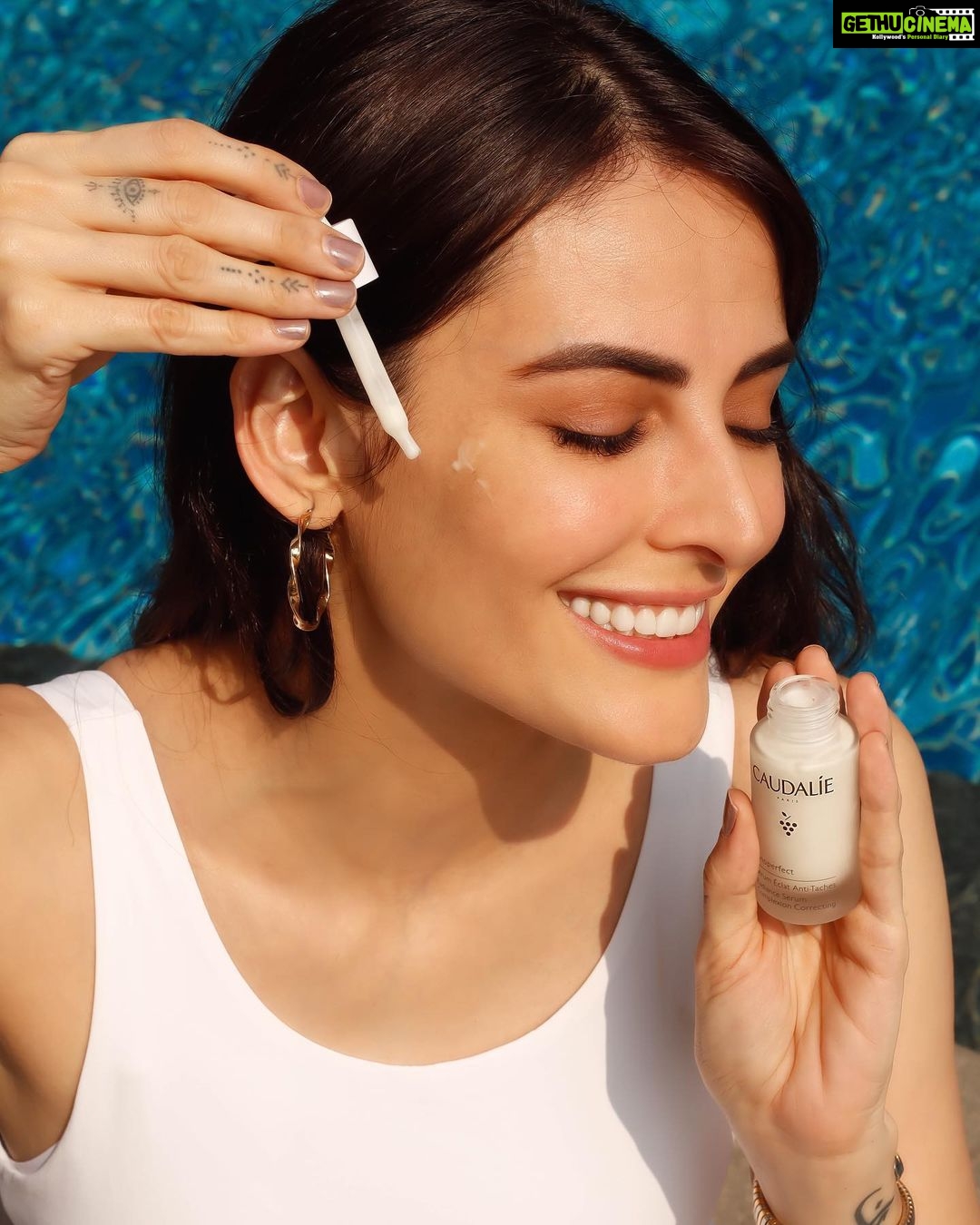 Mandana Karimi Instagram - One of my absolute favourite skincare brands @caudalie has finally launched in India! Comprising of Radiance Complexion Correcting Serum, Concentrated Brightening Glycolic Essence, Dark Spot Correcting Glycolic Night Cream, has been reinvented with a new biomimetic emulsifier that is revolutionising #cleanbeauty. The formula is clinically proven to be suitable for all skin-types and is best for a perfect pool day! @caudaulie @Luxasiaindia @filtercoffeeco @poornadoshi @nyssadesai #CaudalieIndia #Vinoperfect #After1Bottle #Gifted