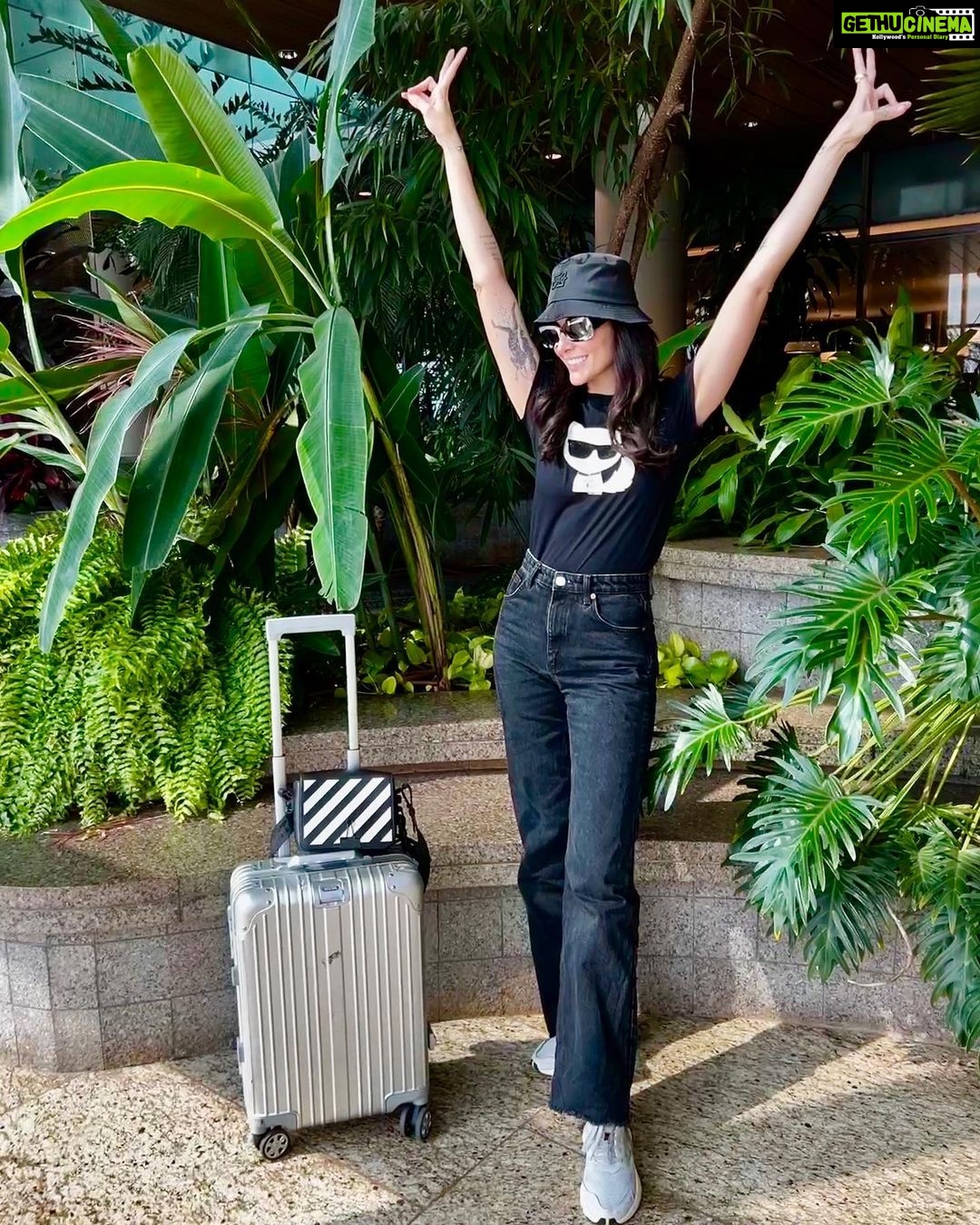 Mandana Karimi Instagram - It's bad manners to keep a vacation waiting. 2️⃣0️⃣2️⃣2️⃣ here I come ✨✈️🎉 Sunglasses- @burberry Sneakers- @adidasindia Bag- @off____white Denims- @zara T-shirt- @karllagerfeld Hat- @xplctstudios Bag -@rimowa #AirportLook #KarlLagerfeld #Goa #Travel #Burberry #Adidas #OffWhite #Goodbye2021