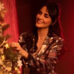 Mandana Karimi Instagram - Time to sleigh 🎄 How did you celebrate your Christmas? Makeup- @makeupbyaakashi Photographer- @ishanzaka Outfit- @printsbyradhika Jewellery - @goyaluxury Location- @lodhagroup_india #MerryChristmas #ChristmasTree #MistleToe #Decor Lodha World Towers