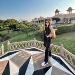 Mandana Karimi Instagram - Amidst all the chaos, a much needed getaway! ☀️ #WeddingSeason #Udaipur #Travel #Explore #UdaipurDiaries #Royal #Instagood #Rajasthan Jacket: @thelabel.jenn Sneakers: @fendi Bag: @newbottega Scarf: @hermes Udaivilas Udaipur