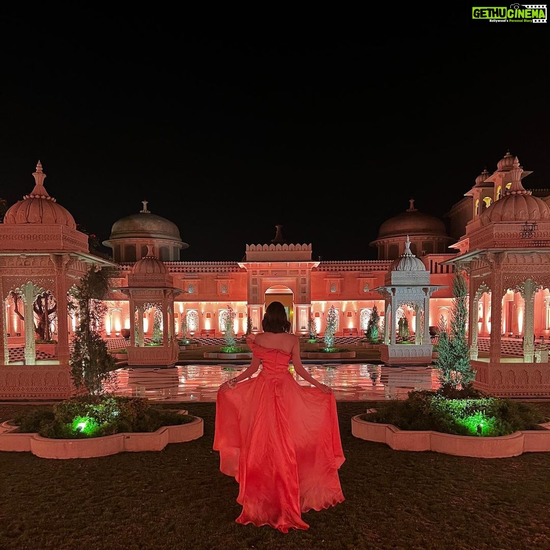 Mandana Karimi Instagram - They say you don’t have to follow the crowd, you can live your life in a land of fantasy. So here I am living my own lil fantasy 👸🏻🪄 #Wedding #Udaipur #Palace Outfit: @rebeccadewanofficial Earrings: @muchtoluv