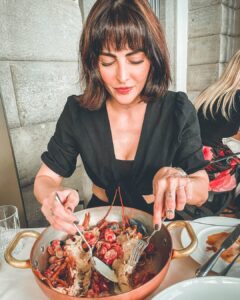 Mandana Karimi Instagram - A plate of good food and I.... Can't keep my hands to myself😋 . . @papermoongiardinomilano . . . . . . . . #milan #milano #italy #italia #fashion #photography #fashioncapital #beautifuldestination #mandana #mandanakarimi #travelblogger #europe #travelphotography #travelinfluencer #fashion #lifestyle #luxurylifestyle #bollywoodfashion #fashionphotography #destination #traveldiaries #milanholiday #bollywood #bollywoodactress #vacation #food #milancity #foodporn #foodie Paper Moon Giardino