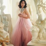 Mandana Karimi Instagram - In a world full of trends I’ll remain a timeless classic 💫 Campaign for @belveria.India در دنیایی که پر از ترندها، من فارغ از زمان‌، کلاسیک جاودانه خواهم بود! ✨ کمپین تبلیغاتی برای برند بلوریا هند 🌹 #مانداناکریمی #جواهرات #کمپین #بالیوود #برند #هند #مدل #عکاسی #بازیگرزن #mandanakarimi #Jewelery #campaign #photography #shooting #actress #bollywood #classic #fashion Mumbai, Maharashtra