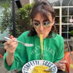 Mandana Karimi Instagram - They said “skinny girls don’t eat 😋” I live to eat 😜 How about you? What’s your favourite meal or cousin? Sushi? Indian? Italian? Persian? 🥰 Well you are watching me hanging out with my BBF’s for a late lunch 😉✨ don’t forget to like and leave a comment ❤️ میگن دخترای لاغر غذا نمیخورن ولی من عاشق غذا خوردنم! غذای مورد علاقه شما چیه؟ غذای کجارو بیشتر دوس دارید؟ سوشی؟ هندی؟ ایتالیایی؟ ایرانی؟ ☺️ #مانداناکریمی #هند #غذا #پاستا #لاغر #مدل #فشن #بازیگر #غذا_ایتالیایی #بالیوود #mandanakarimi #india #food #pasta #skinnygirls #model #fashion #actress #bollywood #italianfood Mumbai - मुंबई