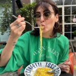 Mandana Karimi Instagram - They said “skinny girls don’t eat 😋” I live to eat 😜 How about you? What’s your favourite meal or cousin? Sushi? Indian? Italian? Persian? 🥰 Well you are watching me hanging out with my BBF’s for a late lunch 😉✨ don’t forget to like and leave a comment ❤️ میگن دخترای لاغر غذا نمیخورن ولی من عاشق غذا خوردنم! غذای مورد علاقه شما چیه؟ غذای کجارو بیشتر دوس دارید؟ سوشی؟ هندی؟ ایتالیایی؟ ایرانی؟ ☺️ #مانداناکریمی #هند #غذا #پاستا #لاغر #مدل #فشن #بازیگر #غذا_ایتالیایی #بالیوود #mandanakarimi #india #food #pasta #skinnygirls #model #fashion #actress #bollywood #italianfood Mumbai - मुंबई