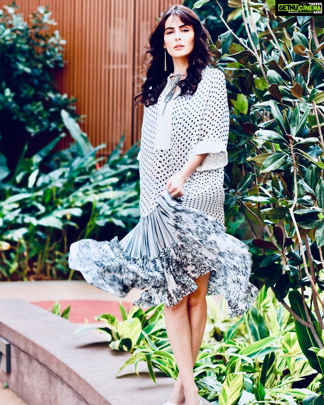 Mandana Karimi Instagram - A perfect day is when the soul smile ☺️ Well it was kinda a perfect day, even tho I was recovering from my surgery, but the team who I was shooting with, the location, old dear friend clothe’s which I was wearing, weather …. And so many other small reasons made me smile! 🙆🏻♀️ Just wanna remind you, we all have at least one reason to smile in hard times, what’s yours? Would love to read your comments 🥰 Outfit: @varunbahlpret H&MUA: @makeupbyaakashi Photographer: @ishanzaka Location: @lodhagroup_india Happy Sunday ☀️ بهترین روز، روزی که دل شما شاد باشه! دوس داشتم یادآوری کنم که با تمام مشکلات و سختی ها بعد از عمل جراحی که داشتم کلی چیزای ریز و درشت هم اطرافم بودن که شدن باعث لبخند امروز من! همه ما حداقل یک دلیل داریم که تو هر شرایطی لبخند به لب ما بیاره، دلیل شما چیه؟ برام تو کامنتا بنویسید 🥰 #mandanakarimi #fashion #style #smile #happysunday #loveyourself #motivation #womenpower #actress #Bollywood #model #مانداناکریمی #استایل #فشن #موفقیت #لبخند #بالیوود #بازیگر Lodha - the World Towers