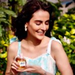 Mandana Karimi Instagram - Got my hands on these gorgeous products @gisou by @negin_mirsalehi 🥰 smells like heaven 😍 What’s your fav hair products? . . . . Photographer : @picturesbyronak H&MUA: @makeupbyaakashi Location : @lodhagroup_india . . #bestgisoucurls #hairstyles #hairroutine Mumbai - मुंबई